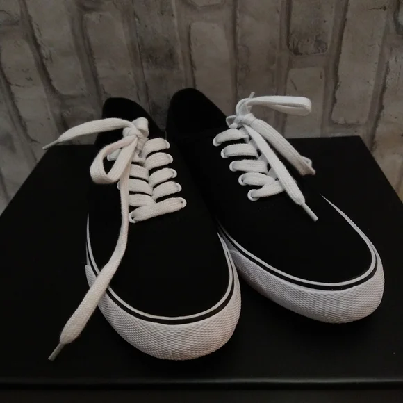 Mossimo Sneakers - Picture 4 of 7
